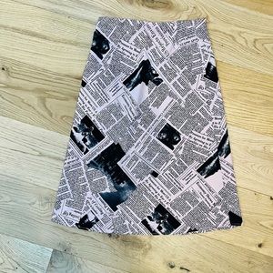 Light pink newspaper print midi skirt 
Size S